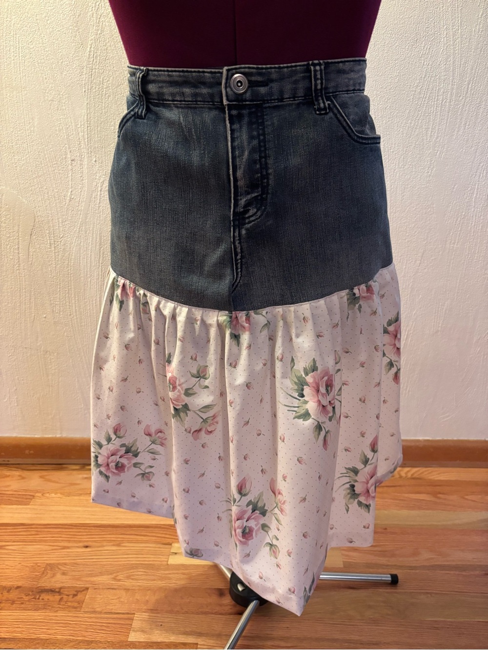 Apron: handcrafted denim and floral waist work apron - Picture 4 of 5